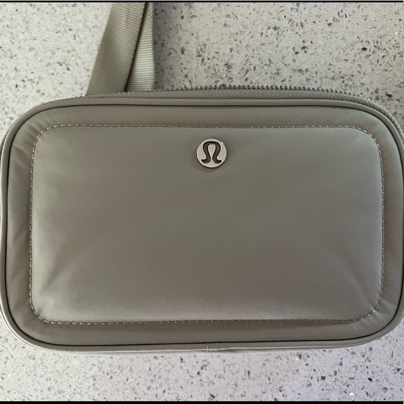 LULULEMON Camera Bag crossbody. NWOT. Sold out Raw Linen color! - Picture 4 of 4